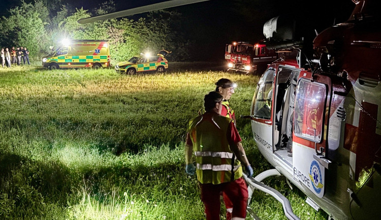 Čtyřkolka havarovala v terénu a zranili se dva lidé. U nehody zasahoval i vrtulník letecké záchranky