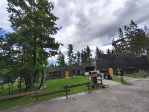 Stezka korunami stromů instalovala fotovoltaický systém. Ušetří 20% energie