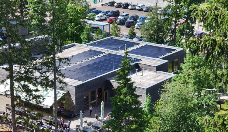 Stezka korunami stromů instalovala fotovoltaický systém. Ušetří 20% energie