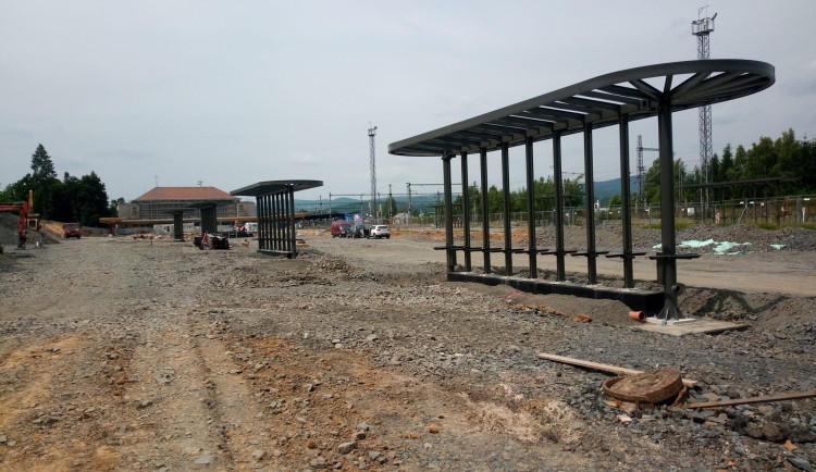 Stavba druhého největšího přestupního terminálu v kraji postupuje, hotovo bude ještě letos