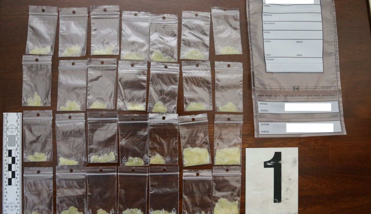 Senior dealerem pervitinu. Kriminalisté z Jeseníku zatkli jednasedmdesátiletého muže