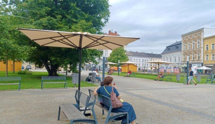 Prostějov postavil na náměstí slunečníky, vzrostlé habry a další stromy však plánuje pokácet