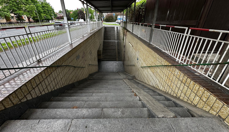 Mrtvý muž ležel v podchodu s rozbitou hlavou. Policie ukončila vyšetřování záhadné smrti