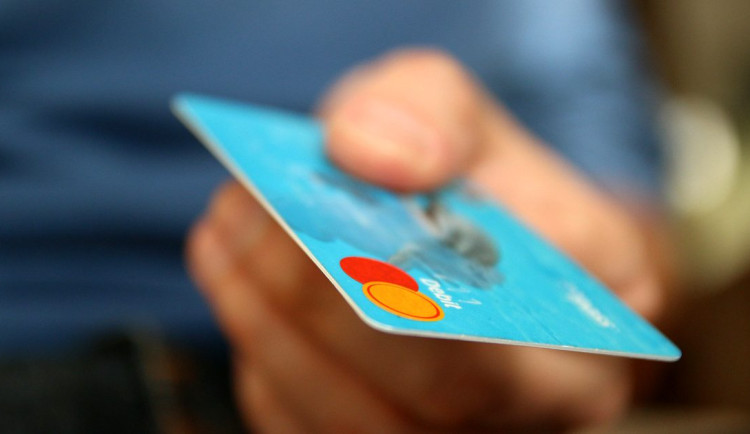 S cizí platební kartou na Rychnovsku muž platil, potom ji hodil do kanálu