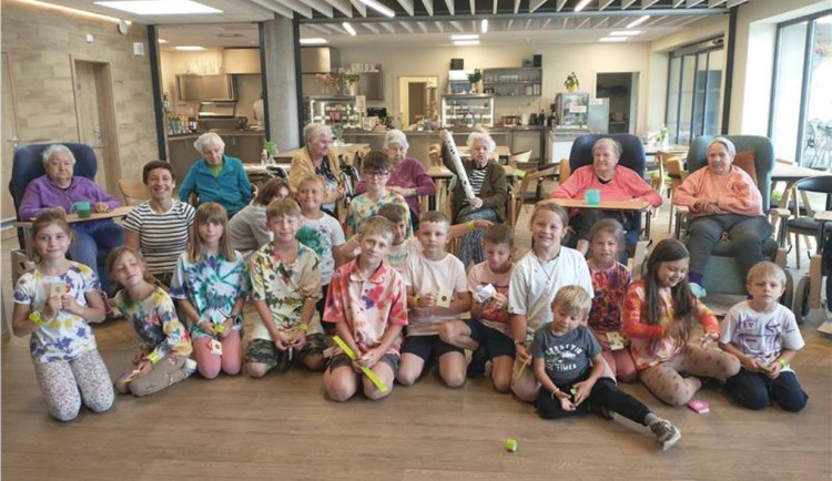 FOTO: Prázdninové propojení generací. Děti trávily část tábora i se seniory