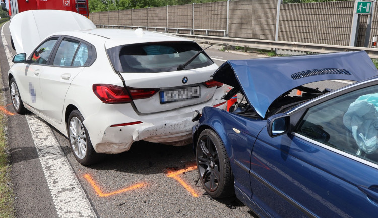 Za kolapsem na D35 byla rychlá jízda BMW. Do havarovaného auta ještě narazil kamion