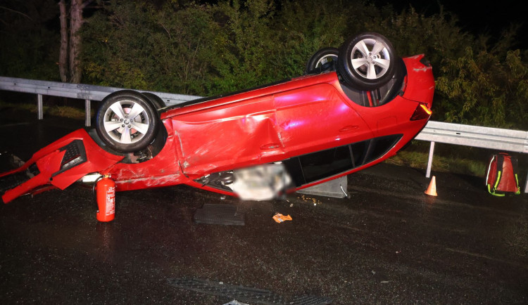 Dvě auta v hromadě štěrku za dva dny. Uzavírka opravovaného úseku D35 u Olomouce zlobí řidiče