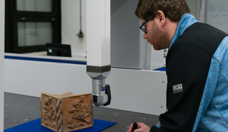 Skenování kachle z hradu Křivokát.