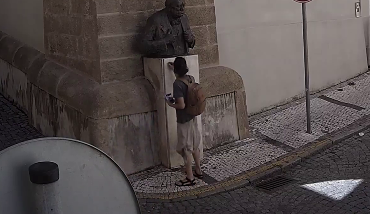 VIDEO: Vandal počmáral Churchillovu bustu na Malé Straně, napsal na ni stop genocidě