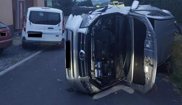 Jednapadesátiletá řidička převrátila auto na bok. Dechovou zkoušku odmítla