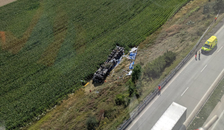 Z dálnice D1 se u Lipníku nad Bečvou zřítil kamion, pro řidiče letěl vrtulník