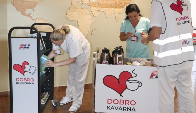 Šálek kávy a k tomu dobrá kniha, fakultní nemocnice rozšiřuje dobrovolnické projekty