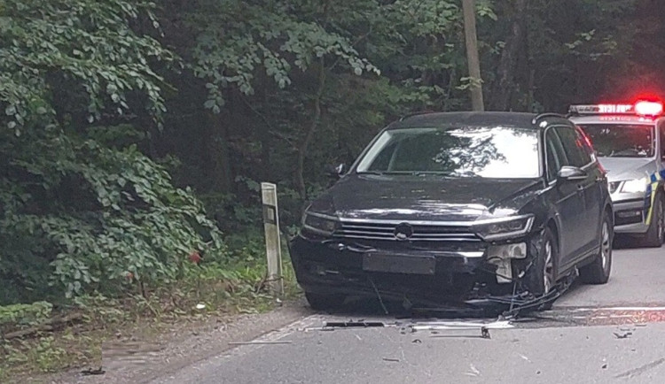 Mladík na motorce dostal smyk a srazil se s autem. Musel pro něj vrtulník