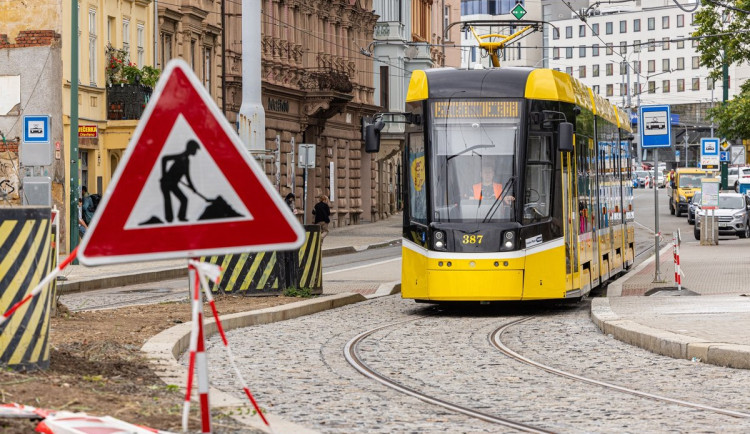 Tramvaje se vrací na koleje U Jána. Plzeň dokončila opravu ve frekventované křižovatce
