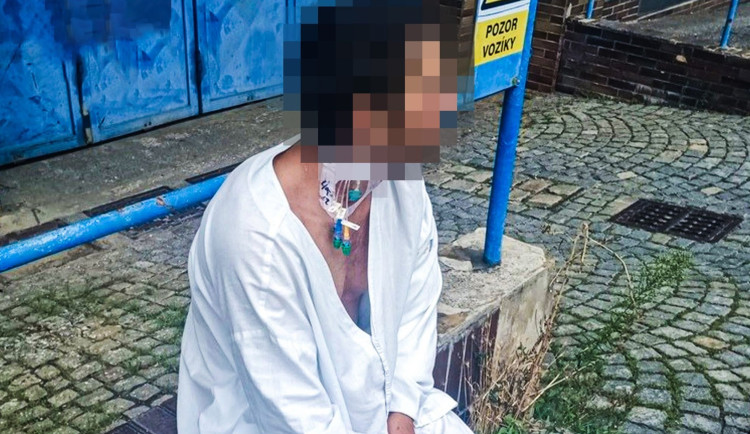 Po chodníku bloumá muž v pyžamu a z krku mu trčí hadičky, hlásili lidé na policii