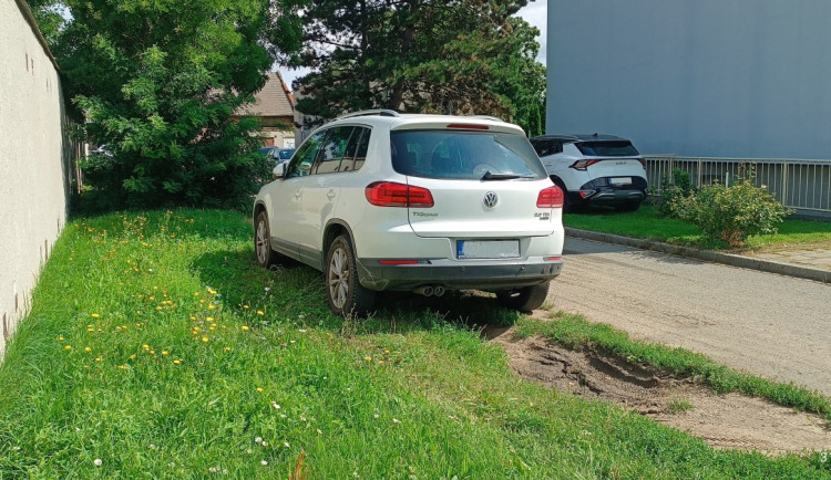 Parkování na zeleni není jen dopravní přestupek. Řidičům hrozí násobně větší pokuty