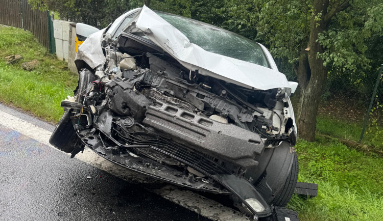 Při nehodě dvou aut u Českého Těšína se zranilo pět lidí, dva museli vyprostit hasiči