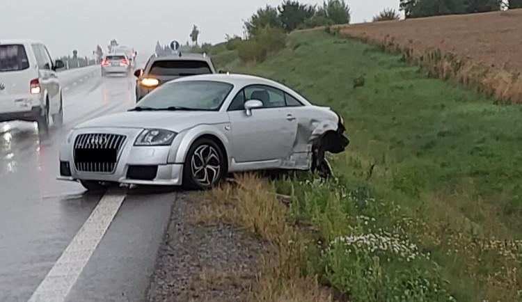 Řidič u Velkého Beranova nezvládl průjezd zatáčkou a naboural další dvě auta