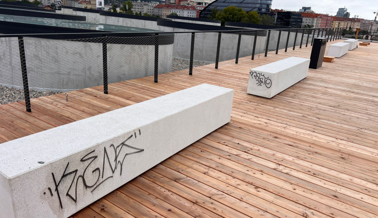 Terasu nádraží Bubny nakonec otevřou, ale omezeně. Už ji stihl počmárat vandal