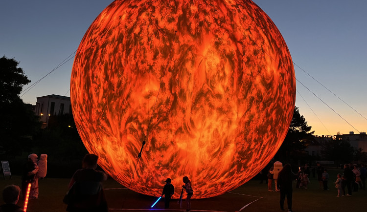 FOTOGALERIE: Vesmír v Brně. Podívejte se, jak modely planet září v noci