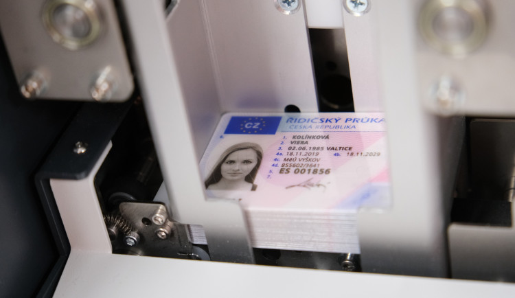Řidičák bez nutnosti návštěvy úřadu. Nově si ho vyzvednete i ve výdejním boxu