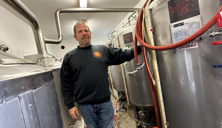 Američan z Kalifornie vaří v maličké obci u Plzně úspěšné pivo ve svém minipivovaru
