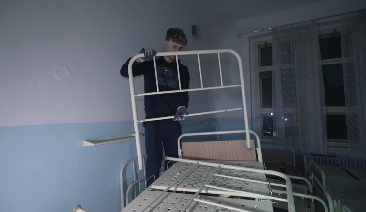 Youtuber točil videa z opuštěných objektů a kradl v nich. Nemocnici v Plané zplundroval