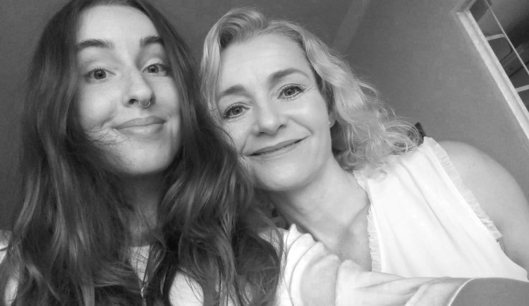 Lenka věděla, že lžete. Billboard u Macochy připomíná matku oběti střelby na FF UK