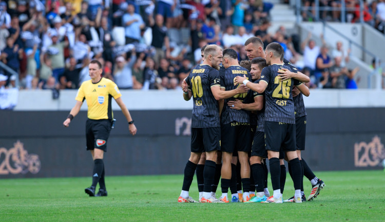 Východočeské derby je tady: Votroci hostí Pardubice v klíčovém souboji o první vítězství