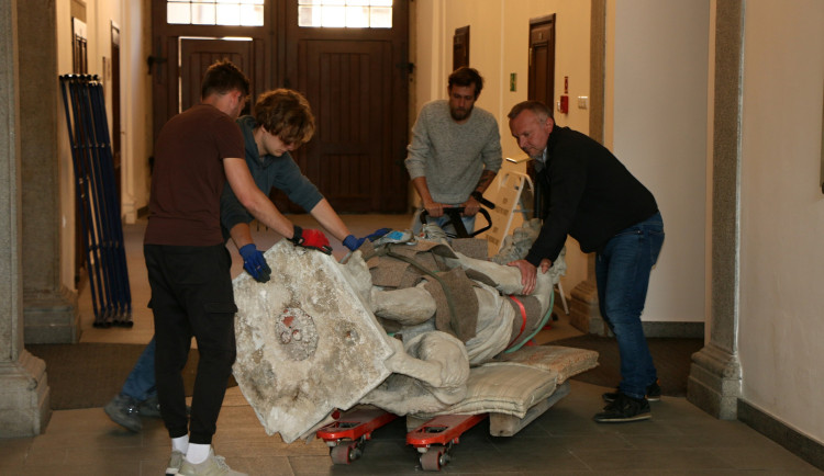 Socha Samsona opustila poprvé po 300 letech Budějce. Míří na výstavu do Prahy