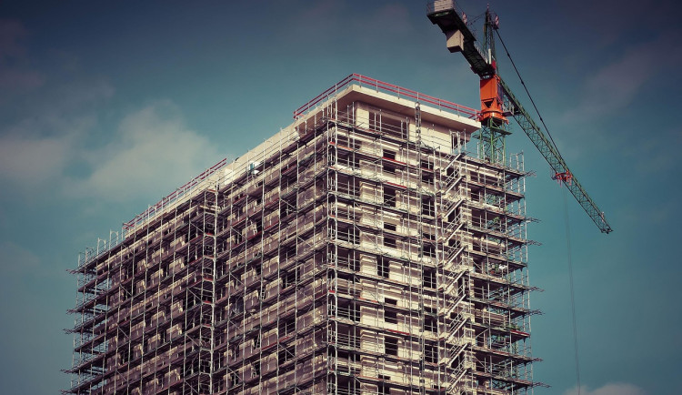 Stavebnictví rostlo dvojciferným tempem, povolení výrazně ubylo