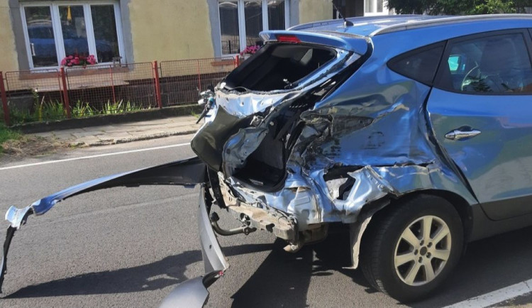 Řidička na Jesenicku přehlédla osobní vlak. Vyvázla v šoku, se zničeným autem, ale bez zranění