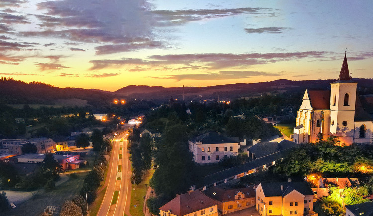 Tragédie u Letovic. Auto přejelo ženu ležící na silnici, na místě zemřela