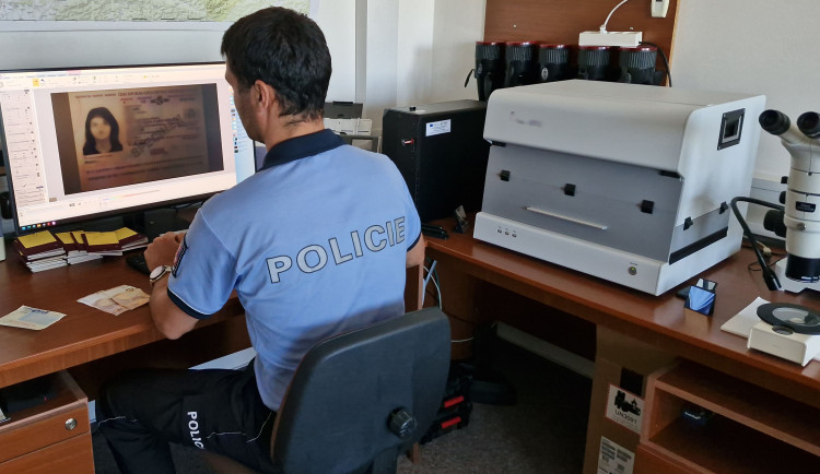 VIDEO: Dva cizinci se bez obav prokazovali falešnými doklady. Byli vyhoštěni