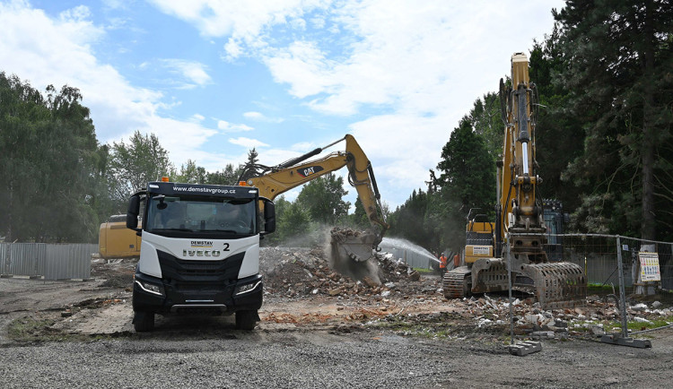 Zchátralá ubytovna v Hranicích šla k zemi, nahradí ji nový lesopark