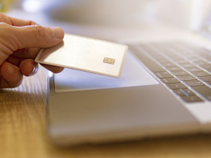 Maloobchod v červnu 2025: Růst tržeb táhly pohonné hmoty a e-shopy