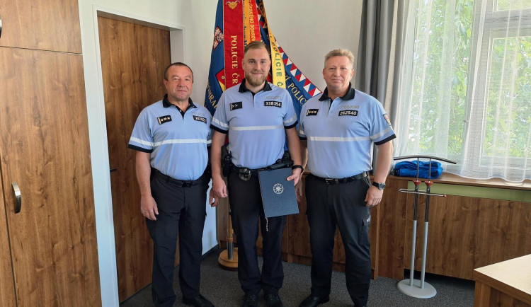 Policista v době volna zachránil na Trutnovsku život sousedovi