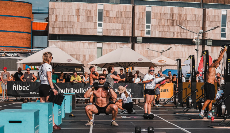 Na střeše IGY poměřili síly crossfiťáci z celé republiky. Vítězství obhájil Áron Lisý