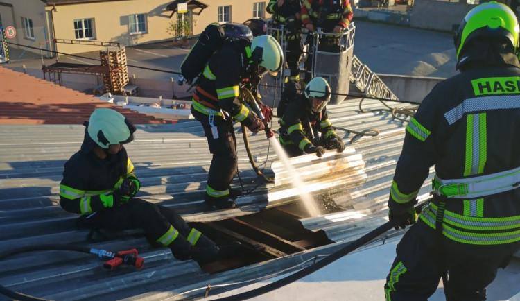Hasiči zasahovali v Třeboni u požáru haly. Vyhlásili druhý stupeň poplachu