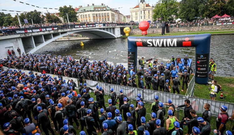 IRONMAN je tady: hradecké nábřeží je plné závodníků
