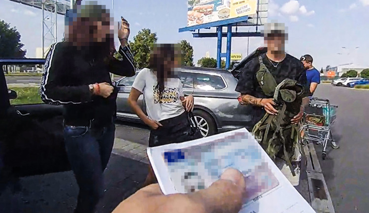 Naprosto bizarní posádka jednoho auta zaměstnala policii třikrát za 26 hodin