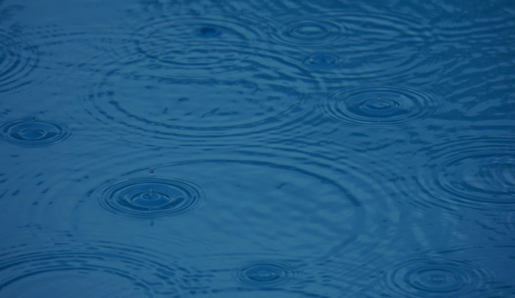 Rekordní vedra střídají bouřky. Na jihu Moravy hrozí přívalové deště a kroupy