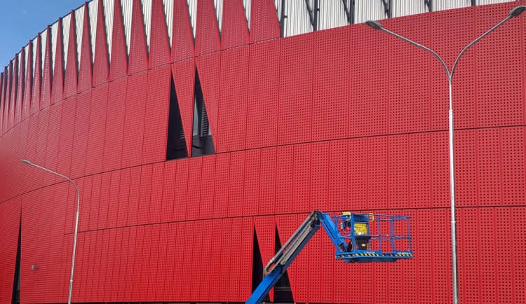 Lidé už adoptovali stovky panelů Horácké arény, ty nejlevnější jsou rozebrané