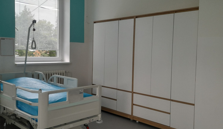Rokycanská nemocnice zkrášlila oddělení. Pacienti mají nové skříně i podlahy