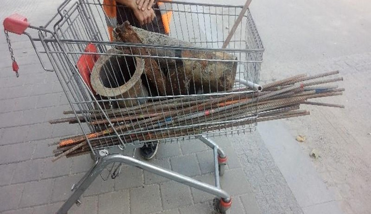 Falešný dělník sbíral na stavbě v Brně železo do vozíku, svědek ho hned prokoukl