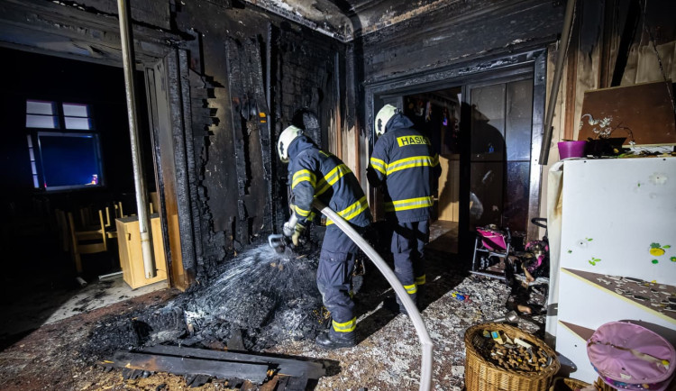 Muž podezřelý ze žhářství v Jaroměři skončil ve vazbě. Hrozí mu až osm let