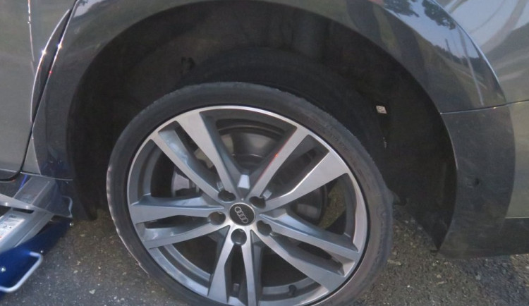 Audi praskla za jízdy po dálnici D11 pneumatika, běhoun zasáhl protijedoucí auto
