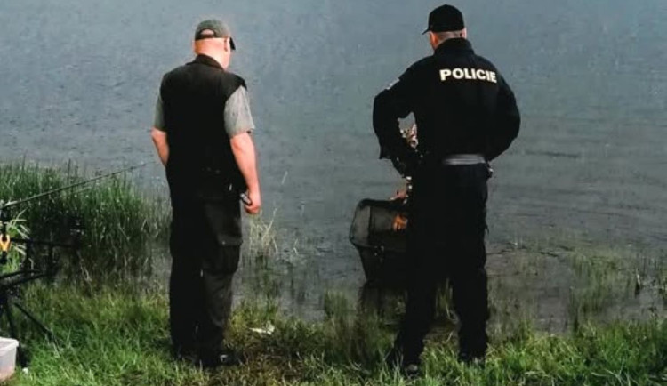 Další velká policejní kontrola rybářů na březích i na hladině přehrady Hracholusky
