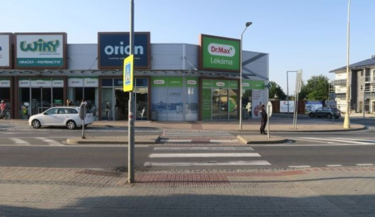 Na přechodu v Zábřehu se elektrokoloběžka srazila s autem. Policie hledá svědky