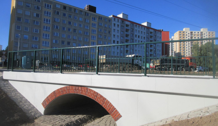 Detail na nenápadném mostku připomíná prvorepublikového výrobce cihel Klotze